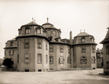 Waghäusel - Eremitage - Achteckiger Schlossbau Außenansicht, Foto von 1910, Glasnegativ Wilhelm Kratt (1869-1949) (Bildnachweis: Landesarchiv Baden-Württemberg, Abt. Generallandesarchiv Karlsruhe, 498-1 Nr. 6171 - CC BY 3.0 DE. https://www.landesarchiv-bw.de/plink/?f=4-455070&a=fb)