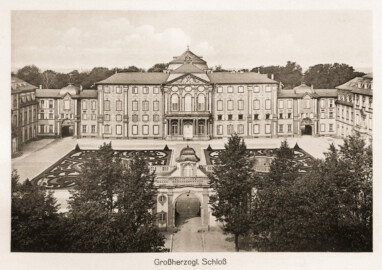 Bruchsal - Großherzogliches Schloss, um 1911 (Bildnachweis: Landesarchiv Baden-Württemberg, Abt. Generallandesarchiv Karlsruhe, 69 Baden, Sammlung 1995 F I Nr. 85, 8; https://www.landesarchiv-bw.de/plink/?f=4-2080903-1; CC BY 3.0 DE)