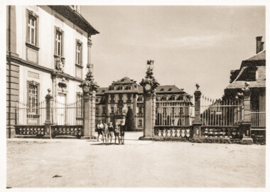 Schloss Bruchsal - Südlicher Eingang zum Ehrenhof, links der Kirchenflügel, in der Mitte der Kammerflügel, rechts das Hofzahlamt (Bildnachweis:  Privataufnahme aus den 1920/30 Jahren)