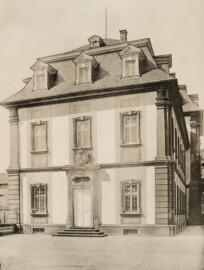 Das Bruchsaler Schloss - Kammerflügel [2] Ostseite 1721-1726 (Anmerkung: falsche Blatt-Beschriftung; hier handelt es sich um die Ostseite des Kirchenflügels) (Blatt 16 der Mappe "Fritz Hirsch: Das Bruchsaler Schloss aus Anlass der Renovation (1900-1909)", erschienen: Heidelberg, Carl Winter's Universitätsbuchhandlung, 1910; Mappe aus dem Bestand des Städtischen Museums Bruchsal; Reproduktion durch Dr. Manfred Schneider, mit freundlicher Genehmigung des Museums)