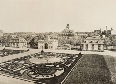 Das Bruchsaler Schloss - Der Ehrenhof (Blatt 23 der Mappe "Fritz Hirsch: Das Bruchsaler Schloss aus Anlass der Renovation (1900-1909)", erschienen: Heidelberg, Carl Winter's Universitätsbuchhandlung, 1910; Mappe aus dem Bestand des Städtischen Museums Bruchsal; Reproduktion durch Dr. Manfred Schneider, mit freundlicher Genehmigung des Museums) Das Bruchsaler Schloss - Der Ehrenhof (Blatt 23 der Mappe "Fritz Hirsch: Das Bruchsaler Schloss aus Anlass der Renovation (1900-1909)", erschienen: Heidelberg, Carl Winter's Universitätsbuchhandlung, 1910; Mappe aus dem Bestand des Städtischen Museums Bruchsal; Reproduktion durch Dr. Manfred Schneider, mit freundlicher Genehmigung des Museums)