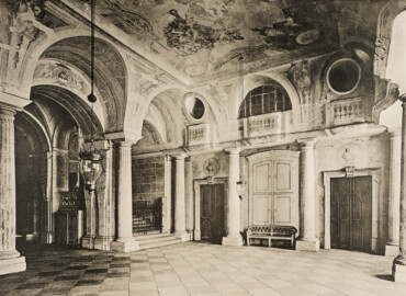 Das Bruchsaler Schloss - Corps de Logis [1], Intrada (16) - Malerei Marchinis 1731 (Blatt 25 der Mappe "Fritz Hirsch: Das Bruchsaler Schloss aus Anlass der Renovation (1900-1909)", erschienen: Heidelberg, Carl Winter's Universitätsbuchhandlung, 1910; Mappe aus dem Bestand des Städtischen Museums Bruchsal; Reproduktion durch Dr. Manfred Schneider, mit freundlicher Genehmigung des Museums)