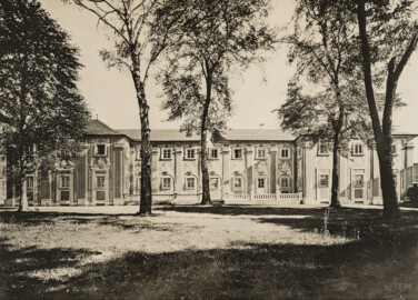Das Bruchsaler Schloss - Die südliche Orangerie [12] sog. Kavalierbau (Blatt 28 der Mappe "Fritz Hirsch: Das Bruchsaler Schloss aus Anlass der Renovation (1900-1909)", erschienen: Heidelberg, Carl Winter's Universitätsbuchhandlung, 1910; Mappe aus dem Bestand des Städtischen Museums Bruchsal; Reproduktion durch Dr. Manfred Schneider, mit freundlicher Genehmigung des Museums)