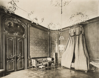 Das Bruchsaler Schloss - Corps de Logis, Schlafzimmer (137) 1756 (Blatt 44 der Mappe "Fritz Hirsch: Das Bruchsaler Schloss aus Anlass der Renovation (1900-1909)", erschienen: Heidelberg, Carl Winter's Universitätsbuchhandlung, 1910; Mappe aus dem Bestand des Städtischen Museums Bruchsal; Reproduktion durch Dr. Manfred Schneider, mit freundlicher Genehmigung des Museums) Das Bruchsaler Schloss - Corps de Logis, Schlafzimmer (137) 1756 (Blatt 44 der Mappe "Fritz Hirsch: Das Bruchsaler Schloss aus Anlass der Renovation (1900-1909)", erschienen: Heidelberg, Carl Winter's Universitätsbuchhandlung, 1910; Mappe aus dem Bestand des Städtischen Museums Bruchsal; Reproduktion durch Dr. Manfred Schneider, mit freundlicher Genehmigung des Museums)