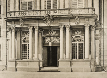 Das Bruchsaler Schloss - Corps de Logis [1], Balkon auf der Hofseite - Architekt: Leonhard Stahl, Bildhauer: Joachim Günther 1752 (Blatt 65 der Mappe "Fritz Hirsch: Das Bruchsaler Schloss aus Anlass der Renovation (1900-1909)", erschienen: Heidelberg, Carl Winter's Universitätsbuchhandlung, 1910; Mappe aus dem Bestand des Städtischen Museums Bruchsal; Reproduktion durch Dr. Manfred Schneider, mit freundlicher Genehmigung des Museums)