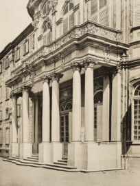 Das Bruchsaler Schloss - Corps de Logis [1], Balkon auf der Gartenseite - Architekt: Leonhard Stahl, Bildhauer: Joachim Günther 1754-1755 (Blatt 66 der Mappe "Fritz Hirsch: Das Bruchsaler Schloss aus Anlass der Renovation (1900-1909)", erschienen: Heidelberg, Carl Winter's Universitätsbuchhandlung, 1910; Mappe aus dem Bestand des Städtischen Museums Bruchsal; Reproduktion durch Dr. Manfred Schneider, mit freundlicher Genehmigung des Museums)