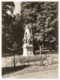 Schloss Bruchsal -  Schlossgarten, Skulptur "Die Luft" aus dem Skulpturenensemble "Vier Elemente" (Bildhauer: Joachim Günther, Datierung: 1761) (Bildnachweis:  Privataufnahme aus den 1920/30 Jahren)