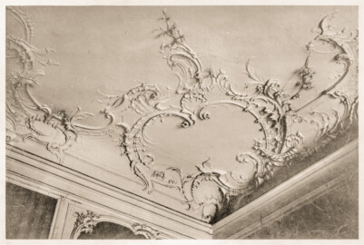 Schloss Bruchsal - Deckendetail (Bildnachweis: Tafel 31 aus dem Buch von Cornelius Gurlitt: Das Barock- und Rococo-Ornament Deutschlands - Die Architektur und das Kunstgewerbe des XVII. und XVIII. Jahrhunderts - 1885; SLUB; http://digital.slub-dresden.de/id44587306X; CC BY-SA 4.0)