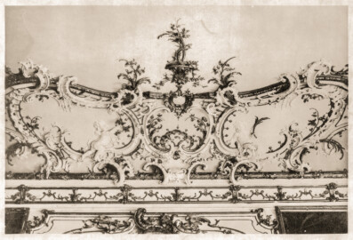 Schloss Bruchsal - Deckendetail (Bildnachweis: Tafel 34 aus dem Buch von Cornelius Gurlitt: Das Barock- und Rococo-Ornament Deutschlands - Die Architektur und das Kunstgewerbe des XVII. und XVIII. Jahrhunderts - 1885; SLUB; http://digital.slub-dresden.de/id44587306X; CC BY-SA 4.0)