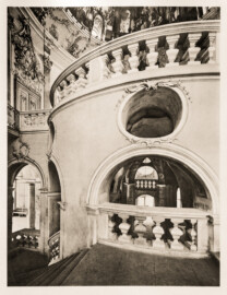 Schloss Bruchsal -- Corps de Logis. Das Haupttreppenhaus 1732 -- Blatt 22 -- "Fritz Hirsch - Das Bruchsaler Schloss aus Anlass der Renovation (1900 - 1909) -1910"; Digitalisat der Württembergische Landesbibliothek Stuttgart; Persistente URL: http://digital.wlb-stuttgart.de/purl/bsz517378221