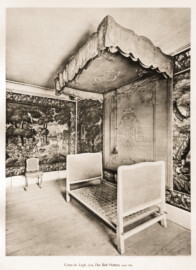 Schloss Bruchsal -- Corps de Logis, Raum 163 (oberstes Stockwerk, nördlicher Raum). Das Bett Huttens, nach 1761 -- Blatt 63 -- "Fritz Hirsch - Das Bruchsaler Schloss aus Anlass der Renovation (1900 - 1909) -1910"; Digitalisat der Württembergische Landesbibliothek Stuttgart; Persistente URL: http://digital.wlb-stuttgart.de/purl/bsz517378221