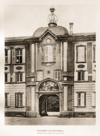 Schloss Bruchsal -- Kommunikation beim Kirchenflügel. Bildhauerarbeit am Fenster von Val. Götz 1752-- Blatt 64 -- "Fritz Hirsch - Das Bruchsaler Schloss aus Anlass der Renovation (1900 - 1909) -1910"; Digitalisat der Württembergische Landesbibliothek Stuttgart; Persistente URL: http://digital.wlb-stuttgart.de/purl/bsz517378221