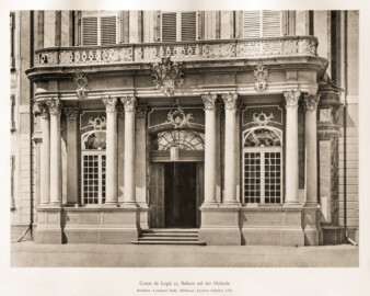 Schloss Bruchsal -- Corps de Logis, Balkon auf der Hofseite. Architekt: Leonhard Stahl, Bildhauer Joachim Günther 1752 -- Blatt 65 -- "Fritz Hirsch - Das Bruchsaler Schloss aus Anlass der Renovation (1900 - 1909) -1910"; Digitalisat der Württembergische Landesbibliothek Stuttgart; Persistente URL: http://digital.wlb-stuttgart.de/purl/bsz517378221