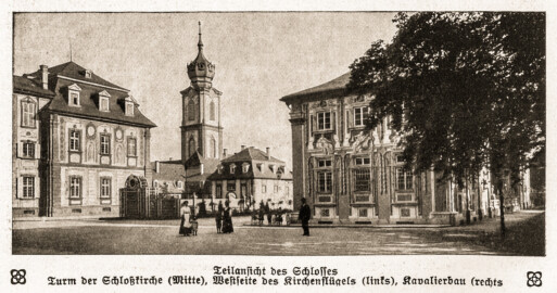 Schloss Bruchsal - Teilansicht des Schlosses. Turm der Schloßkirche (Mitte), Westseite des Kirchenflügels (links), Kavalierbau (rechts) (Bildnachweis: Dr. Walter Bombe: Das Schloß zu Bruchsal; in: Velhagen & Klasing's Monatshefte, 32. Jahrgang, 1917-1918, 1. Band, Seite 290; mit freundlicher Genehmigung zur Verfügung gestellt von Andreas Froncala, Berlin)