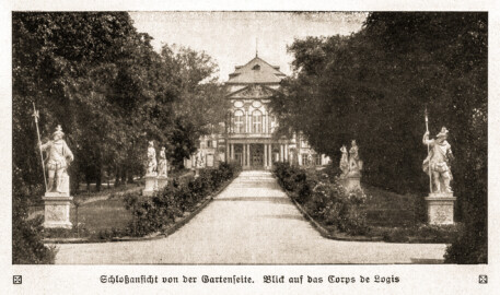 Schloss Bruchsal - Schloßansicht von der Gartenseite. Blick auf das Corps de Logis (Bildnachweis: Dr. Walter Bombe: Das Schloß zu Bruchsal; in: Velhagen & Klasing's Monatshefte, 32. Jahrgang, 1917-1918, 1. Band, Seite 289; mit freundlicher Genehmigung zur Verfügung gestellt von Andreas Froncala, Berlin)