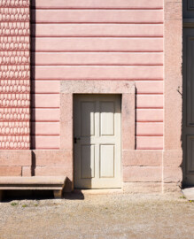 Schloss und Schlossgarten Schwetzingen - Garten - Neue Orangerie - Glashaus, Ostseite - Blick auf die südliche (linke) kleine Eingangstür des Glashauses (Gesamter Bau: Länge ca. 171 Meter, Breite ca. 10-12 Meter; Bauzeit: 1761-1762, Glashaus angebaut 1770; Architekt: Nicolas de Pigage; umfangreiche Instandsetzung: 1994-1999; Putzflächen bemalt in Freskotechnik, täuschen teilweise ein Scheinmauerwerk vor) (aufgenommen im April 2023, am späten Vormittag) Schloss und Schlossgarten Schwetzingen - Garten - Neue Orangerie - Glashaus, Ostseite - Blick auf die südliche (linke) kleine Eingangstür des Glashauses (Gesamter Bau: Länge ca. 171 Meter, Breite ca. 10-12 Meter; Bauzeit: 1761-1762, Glashaus angebaut 1770; Architekt: Nicolas de Pigage; umfangreiche Instandsetzung: 1994-1999; Putzflächen bemalt in Freskotechnik, täuschen teilweise ein Scheinmauerwerk vor) (aufgenommen im April 2023, am späten Vormittag)