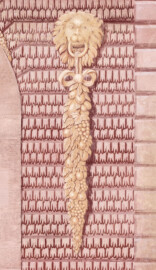 Schloss und Schlossgarten Schwetzingen - Garten - Neue Orangerie - Südseite, Mittelbau, Portal - Blick auf die rechte (östliche) Löwenmaske mit einem Ring im Maul und einem am Ring befestigten Fruchtgehänge (Gesamter Bau: Länge ca. 171 Meter, Breite ca. 10-12 Meter; Bauzeit: 1761-1762; Architekt: Nicolas de Pigage; umfangreiche Instandsetzung: 1994-1999) (aufgenommen im April 2023, am frühen Nachmittag) Schloss und Schlossgarten Schwetzingen - Garten - Neue Orangerie - Südseite, Mittelbau, Portal - Blick auf die rechte (östliche) Löwenmaske mit einem Ring im Maul und einem am Ring befestigten Fruchtgehänge (Gesamter Bau: Länge ca. 171 Meter, Breite ca. 10-12 Meter; Bauzeit: 1761-1762; Architekt: Nicolas de Pigage; umfangreiche Instandsetzung: 1994-1999) (aufgenommen im April 2023, am frühen Nachmittag)