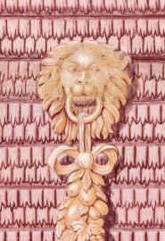 Schloss und Schlossgarten Schwetzingen - Garten - Neue Orangerie - Südseite, Mittelbau, Portal - Blick auf die rechte (östliche) Löwenmaske mit einem Ring im Maul und einem am Ring befestigten Fruchtgehänge (Gesamter Bau: Länge ca. 171 Meter, Breite ca. 10-12 Meter; Bauzeit: 1761-1762; Architekt: Nicolas de Pigage; umfangreiche Instandsetzung: 1994-1999) (aufgenommen im April 2023, am frühen Nachmittag) Schloss und Schlossgarten Schwetzingen - Garten - Neue Orangerie - Südseite, Mittelbau, Portal - Blick auf die rechte (östliche) Löwenmaske mit einem Ring im Maul und einem am Ring befestigten Fruchtgehänge (Gesamter Bau: Länge ca. 171 Meter, Breite ca. 10-12 Meter; Bauzeit: 1761-1762; Architekt: Nicolas de Pigage; umfangreiche Instandsetzung: 1994-1999) (aufgenommen im April 2023, am frühen Nachmittag)