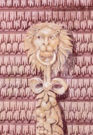 Schloss und Schlossgarten Schwetzingen - Garten - Neue Orangerie - Südseite, Mittelbau, Portal - Blick auf die linke (westliche) Löwenmaske mit einem Ring im Maul und einem am Ring befestigten Fruchtgehänge (Gesamter Bau: Länge ca. 171 Meter, Breite ca. 10-12 Meter; Bauzeit: 1761-1762; Architekt: Nicolas de Pigage; umfangreiche Instandsetzung: 1994-1999) (aufgenommen im April 2023, am frühen Nachmittag) Schloss und Schlossgarten Schwetzingen - Garten - Neue Orangerie - Südseite, Mittelbau, Portal - Blick auf die linke (westliche) Löwenmaske mit einem Ring im Maul und einem am Ring befestigten Fruchtgehänge (Gesamter Bau: Länge ca. 171 Meter, Breite ca. 10-12 Meter; Bauzeit: 1761-1762; Architekt: Nicolas de Pigage; umfangreiche Instandsetzung: 1994-1999) (aufgenommen im April 2023, am frühen Nachmittag)