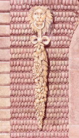 Schloss und Schlossgarten Schwetzingen - Garten - Neue Orangerie - Südseite, Mittelbau, Portal - Blick auf die linke (westliche) Löwenmaske mit einem Ring im Maul und einem am Ring befestigten Fruchtgehänge (Gesamter Bau: Länge ca. 171 Meter, Breite ca. 10-12 Meter; Bauzeit: 1761-1762; Architekt: Nicolas de Pigage; umfangreiche Instandsetzung: 1994-1999) (aufgenommen im April 2023, am frühen Nachmittag) Schloss und Schlossgarten Schwetzingen - Garten - Neue Orangerie - Südseite, Mittelbau, Portal - Blick auf die linke (westliche) Löwenmaske mit einem Ring im Maul und einem am Ring befestigten Fruchtgehänge (Gesamter Bau: Länge ca. 171 Meter, Breite ca. 10-12 Meter; Bauzeit: 1761-1762; Architekt: Nicolas de Pigage; umfangreiche Instandsetzung: 1994-1999) (aufgenommen im April 2023, am frühen Nachmittag)