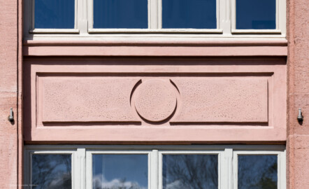 Schloss und Schlossgarten Schwetzingen - Garten - Neue Orangerie - Südseite, Mittelbau - Blick auf eine vertikale Unterteilung der Fenster, gleichzeitig eine Verblendung der Decke des Obergeschosses (Gesamter Bau: Länge ca. 171 Meter, Breite ca. 10-12 Meter; Bauzeit: 1761-1762; Architekt: Nicolas de Pigage; umfangreiche Instandsetzung: 1994-1999) (aufgenommen im April 2023, am frühen Nachmittag) Schloss und Schlossgarten Schwetzingen - Garten - Neue Orangerie - Südseite, Mittelbau - Blick auf eine vertikale Unterteilung der Fenster, gleichzeitig eine Verblendung der Decke des Obergeschosses (Gesamter Bau: Länge ca. 171 Meter, Breite ca. 10-12 Meter; Bauzeit: 1761-1762; Architekt: Nicolas de Pigage; umfangreiche Instandsetzung: 1994-1999) (aufgenommen im April 2023, am frühen Nachmittag)