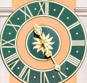 Schloss und Schlossgarten Schwetzingen - Schloss - Mittelbau - Gartenseite / Von Westen - Blick auf das Zifferblatt der zentralen Uhr am Dach; die Zeiger sind aus unbekannten Gründen vertauscht, der große Zeiger zeigt die Stunden, der kleine Zeiger die Minuten an; die Zeiger wurden bis 1968 angetrieben von der alten Turmuhr im Südturm, geschaffen 1763 vom Uhrmacher Johann Jacob Möllinger (1695-1763), der auch das Zifferblatt schuf (Mittelbau: Länge Westseite ca. 45 Meter, Breite Süd-/Nordseite ca. 38 Meter; Wiederaufbau / Erweiterung: 1698-1717; Architekt: Johann Adam Breunig) (aufgenommen im April 2023, am späten Nachmittag)