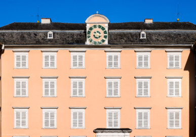 Schloss und Schlossgarten Schwetzingen - Schloss - Mittelbau - Gartenseite / Von Westen - Blick auf den mittleren Teil der Westfassade des Mittelbaus (Mittelbau: Länge Westseite ca. 45 Meter, Breite Süd-/Nordseite ca. 38 Meter; Wiederaufbau / Erweiterung: 1698-1717; Architekten: Johann Adam Breunig, Simon Sarto) (aufgenommen im April 2023, am späten Nachmittag)
