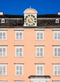 Schloss und Schlossgarten Schwetzingen - Schloss - Mittelbau - Gartenseite / Von Westen - Blick auf den mittleren Teil der Westfassade des Mittelbaus (Mittelbau: Länge Westseite ca. 45 Meter, Breite Süd-/Nordseite ca. 38 Meter; Wiederaufbau / Erweiterung: 1698-1717; Architekten: Johann Adam Breunig, Simon Sarto) (aufgenommen im April 2023, am späten Nachmittag)