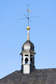Schloss und Schlossgarten Schwetzingen - Schloss - Nordflügel / Hofkavaliersflügel - Von Südwest - Blick vom Parterre des Gartens auf den Dachreiter in der Nordwestecke des Nordflügels; oben ein Hemmerscher Fünfspitz mit einer Wetterfahne (Wappen der Kurpfalz), darunter ein Turmknopf, darunter eine Welsche Haube, darunter die Laterne (NordFlügel: L-förmig, Länge x Breite Längsbau ca. 50 x 14 Meter, Querbau ca. 15 x 12 Meter; Architekt: Johann Adam Breunig (1660-1727); Fertigstellung: 1710) (aufgenommen im April 2023, am späten Nachmittag) Schloss und Schlossgarten Schwetzingen - Schloss - Nordflügel / Hofkavaliersflügel - Von Südwest - Blick vom Parterre des Gartens auf den Dachreiter in der Nordwestecke des Nordflügels; oben ein Hemmerscher Fünfspitz mit einer Wetterfahne (Wappen der Kurpfalz), darunter ein Turmknopf, darunter eine Welsche Haube, darunter die Laterne (NordFlügel: L-förmig, Länge x Breite Längsbau ca. 50 x 14 Meter, Querbau ca. 15 x 12 Meter; Architekt: Johann Adam Breunig (1660-1727); Fertigstellung: 1710) (aufgenommen im April 2023, am späten Nachmittag)