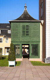 Schloss und Schlossgarten Schwetzingen - Schloss - Mittelbau - Gartenseite / Von Westen - Blick auf den Grünen Gartenpavillon (auch "Chinesischer Erker" genannt), ein hölzerner Anbau im Stil der Chinamode des 18. Jahrhunderts; im Obergeschoss befand sich das Arbeitszimmer von Carl Theodor (Hölzerner Anbau, Grundfläche 5 x 5 Meter, fertiggestellt 1780, zuletzt restauriert 2017, Architekt Nicolas de Pigage) (aufgenommen im April 2023, am späten Nachmittag)