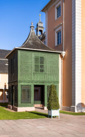 Schloss und Schlossgarten Schwetzingen - Schloss - Mittelbau - Gartenseite / Von Nordwest - Blick auf den Grünen Gartenpavillon (auch "Chinesischer Erker" genannt), ein hölzerner Anbau im Stil der Chinamode des 18. Jahrhunderts; im Obergeschoss befand sich das Arbeitszimmer von Carl Theodor (Hölzerner Anbau, Grundfläche 5 x 5 Meter, fertiggestellt 1780, zuletzt restauriert 2017, Architekt Nicolas de Pigage) (aufgenommen im April 2023, am späten Nachmittag)