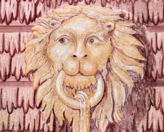 Schloss und Schlossgarten Schwetzingen - Garten - Neue Orangerie - Südseite, Mittelbau, Portal - Blick auf die linke (westliche) Löwenmaske (Gesamter Bau: Länge ca. 171 Meter, Breite ca. 10-12 Meter; Bauzeit: 1761-1762; Architekt: Nicolas de Pigage; umfangreiche Instandsetzung: 1994-1999) (aufgenommen im April 2023, am frühen Nachmittag) Schloss und Schlossgarten Schwetzingen - Garten - Neue Orangerie - Südseite, Mittelbau, Portal - Blick auf die linke (westliche) Löwenmaske (Gesamter Bau: Länge ca. 171 Meter, Breite ca. 10-12 Meter; Bauzeit: 1761-1762; Architekt: Nicolas de Pigage; umfangreiche Instandsetzung: 1994-1999) (aufgenommen im April 2023, am frühen Nachmittag)