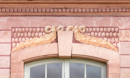Schloss und Schlossgarten Schwetzingen - Garten - Neue Orangerie - Südseite, rechter / ostlicher Seitenflügel - Blick auf eine Schmuckbemalung mit Schleifen und Blättern oberhalb eines Fensterbogens (Gesamter Bau: Länge ca. 171 Meter, Breite ca. 10-12 Meter; Bauzeit: 1761-1762; Architekt: Nicolas de Pigage; umfangreiche Instandsetzung: 1994-1999) (aufgenommen im Mai 2023, am späten Vormittag) Schloss und Schlossgarten Schwetzingen - Garten - Neue Orangerie - Südseite, rechter / ostlicher Seitenflügel - Blick auf eine Schmuckbemalung mit Schleifen und Blättern oberhalb eines Fensterbogens (Gesamter Bau: Länge ca. 171 Meter, Breite ca. 10-12 Meter; Bauzeit: 1761-1762; Architekt: Nicolas de Pigage; umfangreiche Instandsetzung: 1994-1999) (aufgenommen im Mai 2023, am späten Vormittag)