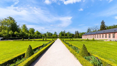 Schloss und Schlossgarten Schwetzingen - Garten - Orangeriegarten - Von Osten - Blick nach Westen in den Orangeriegarten; mittig im Hintergrund der Apollotempel, rechts die Neue Orangerie (aufgenommen im Mai 2023, um die Mittagszeit)