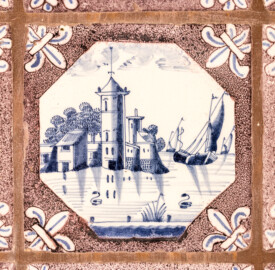 Schloss und Schlossgarten Schwetzingen - Garten - Porzellanhaus - Von innen - Hauptraum, Westwand - Blick auf eine einzelne Landschaftsfliese ("Delfter Porzellan", blaue Bemalung, Format 13 x 13 cm) aus einer Rotterdamer Fayencewerkstatt (Bau: Grundfläche ca. 9 x 9 Meter; Bauzeit: 1762-1764; Architekt: Nicolas de Pigage; Anzahl Fliesen im Porzellanhaus: 1234, davon 1199 Originale; 930 Landschaftsfliesen mit 65 Motiven und 304 Reiterfliesen mit 26 Motiven; Fliesen ursprünglich in der Alten Orangerie verbaut, danach teilweise im Porzellanhaus wiederverwendet; Erwerb von insgesamt 35.000 Fliesen in den Jahren 1723 und 1727) (aufgenommen im Mai 2023, am frühen Nachmittag) Schloss und Schlossgarten Schwetzingen - Garten - Porzellanhaus - Von innen - Hauptraum, Westwand - Blick auf eine einzelne Landschaftsfliese ("Delfter Porzellan", blaue Bemalung, Format 13 x 13 cm) aus einer Rotterdamer Fayencewerkstatt (Bau: Grundfläche ca. 9 x 9 Meter; Bauzeit: 1762-1764; Architekt: Nicolas de Pigage; Anzahl Fliesen im Porzellanhaus: 1234, davon 1199 Originale; 930 Landschaftsfliesen mit 65 Motiven und 304 Reiterfliesen mit 26 Motiven; Fliesen ursprünglich in der Alten Orangerie verbaut, danach teilweise im Porzellanhaus wiederverwendet; Erwerb von insgesamt 35.000 Fliesen in den Jahren 1723 und 1727) (aufgenommen im Mai 2023, am frühen Nachmittag)