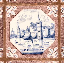 Schloss und Schlossgarten Schwetzingen - Garten - Porzellanhaus - Von innen - Hauptraum, Westwand - Blick auf eine einzelne Landschaftsfliese ("Delfter Porzellan", blaue Bemalung, Format 13 x 13 cm) aus einer Rotterdamer Fayencewerkstatt (Bau: Grundfläche ca. 9 x 9 Meter; Bauzeit: 1762-1764; Architekt: Nicolas de Pigage; Anzahl Fliesen im Porzellanhaus: 1234, davon 1199 Originale; 930 Landschaftsfliesen mit 65 Motiven und 304 Reiterfliesen mit 26 Motiven; Fliesen ursprünglich in der Alten Orangerie verbaut, danach teilweise im Porzellanhaus wiederverwendet; Erwerb von insgesamt 35.000 Fliesen in den Jahren 1723 und 1727) (aufgenommen im Mai 2023, am frühen Nachmittag) Schloss und Schlossgarten Schwetzingen - Garten - Porzellanhaus - Von innen - Hauptraum, Westwand - Blick auf eine einzelne Landschaftsfliese ("Delfter Porzellan", blaue Bemalung, Format 13 x 13 cm) aus einer Rotterdamer Fayencewerkstatt (Bau: Grundfläche ca. 9 x 9 Meter; Bauzeit: 1762-1764; Architekt: Nicolas de Pigage; Anzahl Fliesen im Porzellanhaus: 1234, davon 1199 Originale; 930 Landschaftsfliesen mit 65 Motiven und 304 Reiterfliesen mit 26 Motiven; Fliesen ursprünglich in der Alten Orangerie verbaut, danach teilweise im Porzellanhaus wiederverwendet; Erwerb von insgesamt 35.000 Fliesen in den Jahren 1723 und 1727) (aufgenommen im Mai 2023, am frühen Nachmittag)