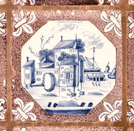 Schloss und Schlossgarten Schwetzingen - Garten - Porzellanhaus - Von innen - Hauptraum, Westwand - Blick auf eine einzelne Landschaftsfliese ("Delfter Porzellan", blaue Bemalung, Format 13 x 13 cm) aus einer Rotterdamer Fayencewerkstatt (Bau: Grundfläche ca. 9 x 9 Meter; Bauzeit: 1762-1764; Architekt: Nicolas de Pigage; Anzahl Fliesen im Porzellanhaus: 1234, davon 1199 Originale; 930 Landschaftsfliesen mit 65 Motiven und 304 Reiterfliesen mit 26 Motiven; Fliesen ursprünglich in der Alten Orangerie verbaut, danach teilweise im Porzellanhaus wiederverwendet; Erwerb von insgesamt 35.000 Fliesen in den Jahren 1723 und 1727) (aufgenommen im Mai 2023, am frühen Nachmittag) Schloss und Schlossgarten Schwetzingen - Garten - Porzellanhaus - Von innen - Hauptraum, Westwand - Blick auf eine einzelne Landschaftsfliese ("Delfter Porzellan", blaue Bemalung, Format 13 x 13 cm) aus einer Rotterdamer Fayencewerkstatt (Bau: Grundfläche ca. 9 x 9 Meter; Bauzeit: 1762-1764; Architekt: Nicolas de Pigage; Anzahl Fliesen im Porzellanhaus: 1234, davon 1199 Originale; 930 Landschaftsfliesen mit 65 Motiven und 304 Reiterfliesen mit 26 Motiven; Fliesen ursprünglich in der Alten Orangerie verbaut, danach teilweise im Porzellanhaus wiederverwendet; Erwerb von insgesamt 35.000 Fliesen in den Jahren 1723 und 1727) (aufgenommen im Mai 2023, am frühen Nachmittag)