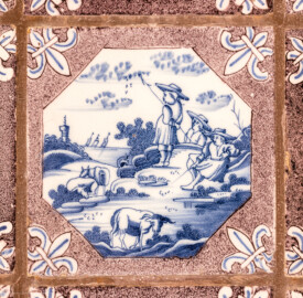 Schloss und Schlossgarten Schwetzingen - Garten - Porzellanhaus - Von innen - Hauptraum, Westwand - Blick auf eine einzelne Landschaftsfliese ("Delfter Porzellan", blaue Bemalung, Format 13 x 13 cm) aus einer Rotterdamer Fayencewerkstatt (Bau: Grundfläche ca. 9 x 9 Meter; Bauzeit: 1762-1764; Architekt: Nicolas de Pigage; Anzahl Fliesen im Porzellanhaus: 1234, davon 1199 Originale; 930 Landschaftsfliesen mit 65 Motiven und 304 Reiterfliesen mit 26 Motiven; Fliesen ursprünglich in der Alten Orangerie verbaut, danach teilweise im Porzellanhaus wiederverwendet; Erwerb von insgesamt 35.000 Fliesen in den Jahren 1723 und 1727) (aufgenommen im Mai 2023, am frühen Nachmittag) Schloss und Schlossgarten Schwetzingen - Garten - Porzellanhaus - Von innen - Hauptraum, Westwand - Blick auf eine einzelne Landschaftsfliese ("Delfter Porzellan", blaue Bemalung, Format 13 x 13 cm) aus einer Rotterdamer Fayencewerkstatt (Bau: Grundfläche ca. 9 x 9 Meter; Bauzeit: 1762-1764; Architekt: Nicolas de Pigage; Anzahl Fliesen im Porzellanhaus: 1234, davon 1199 Originale; 930 Landschaftsfliesen mit 65 Motiven und 304 Reiterfliesen mit 26 Motiven; Fliesen ursprünglich in der Alten Orangerie verbaut, danach teilweise im Porzellanhaus wiederverwendet; Erwerb von insgesamt 35.000 Fliesen in den Jahren 1723 und 1727) (aufgenommen im Mai 2023, am frühen Nachmittag)