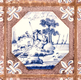 Schloss und Schlossgarten Schwetzingen - Garten - Porzellanhaus - Von innen - Hauptraum, Westwand - Blick auf eine einzelne Landschaftsfliese ("Delfter Porzellan", blaue Bemalung, Format 13 x 13 cm) aus einer Rotterdamer Fayencewerkstatt (Bau: Grundfläche ca. 9 x 9 Meter; Bauzeit: 1762-1764; Architekt: Nicolas de Pigage; Anzahl Fliesen im Porzellanhaus: 1234, davon 1199 Originale; 930 Landschaftsfliesen mit 65 Motiven und 304 Reiterfliesen mit 26 Motiven; Fliesen ursprünglich in der Alten Orangerie verbaut, danach teilweise im Porzellanhaus wiederverwendet; Erwerb von insgesamt 35.000 Fliesen in den Jahren 1723 und 1727) (aufgenommen im Mai 2023, am frühen Nachmittag) Schloss und Schlossgarten Schwetzingen - Garten - Porzellanhaus - Von innen - Hauptraum, Westwand - Blick auf eine einzelne Landschaftsfliese ("Delfter Porzellan", blaue Bemalung, Format 13 x 13 cm) aus einer Rotterdamer Fayencewerkstatt (Bau: Grundfläche ca. 9 x 9 Meter; Bauzeit: 1762-1764; Architekt: Nicolas de Pigage; Anzahl Fliesen im Porzellanhaus: 1234, davon 1199 Originale; 930 Landschaftsfliesen mit 65 Motiven und 304 Reiterfliesen mit 26 Motiven; Fliesen ursprünglich in der Alten Orangerie verbaut, danach teilweise im Porzellanhaus wiederverwendet; Erwerb von insgesamt 35.000 Fliesen in den Jahren 1723 und 1727) (aufgenommen im Mai 2023, am frühen Nachmittag)