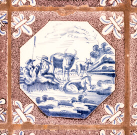 Schloss und Schlossgarten Schwetzingen - Garten - Porzellanhaus - Von innen - Hauptraum, Westwand - Blick auf eine einzelne Landschaftsfliese ("Delfter Porzellan", blaue Bemalung, Format 13 x 13 cm) aus einer Rotterdamer Fayencewerkstatt (Bau: Grundfläche ca. 9 x 9 Meter; Bauzeit: 1762-1764; Architekt: Nicolas de Pigage; Anzahl Fliesen im Porzellanhaus: 1234, davon 1199 Originale; 930 Landschaftsfliesen mit 65 Motiven und 304 Reiterfliesen mit 26 Motiven; Fliesen ursprünglich in der Alten Orangerie verbaut, danach teilweise im Porzellanhaus wiederverwendet; Erwerb von insgesamt 35.000 Fliesen in den Jahren 1723 und 1727) (aufgenommen im Mai 2023, am frühen Nachmittag) Schloss und Schlossgarten Schwetzingen - Garten - Porzellanhaus - Von innen - Hauptraum, Westwand - Blick auf eine einzelne Landschaftsfliese ("Delfter Porzellan", blaue Bemalung, Format 13 x 13 cm) aus einer Rotterdamer Fayencewerkstatt (Bau: Grundfläche ca. 9 x 9 Meter; Bauzeit: 1762-1764; Architekt: Nicolas de Pigage; Anzahl Fliesen im Porzellanhaus: 1234, davon 1199 Originale; 930 Landschaftsfliesen mit 65 Motiven und 304 Reiterfliesen mit 26 Motiven; Fliesen ursprünglich in der Alten Orangerie verbaut, danach teilweise im Porzellanhaus wiederverwendet; Erwerb von insgesamt 35.000 Fliesen in den Jahren 1723 und 1727) (aufgenommen im Mai 2023, am frühen Nachmittag)