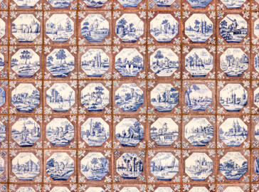 Schloss und Schlossgarten Schwetzingen - Garten - Porzellanhaus - Von innen - Hauptraum, Westwand - Blick auf einige Fliesen ("Delfter Porzellan", blaue Bemalung, Format 13 x 13 cm) aus einer Rotterdamer Fayencewerkstatt (Bau: Grundfläche ca. 9 x 9 Meter; Bauzeit: 1762-1764; Architekt: Nicolas de Pigage; Anzahl Fliesen im Porzellanhaus: 1234, davon 1199 Originale; 930 Landschaftsfliesen mit 65 Motiven und 304 Reiterfliesen mit 26 Motiven; Fliesen ursprünglich in der Alten Orangerie verbaut, danach teilweise im Porzellanhaus wiederverwendet; Erwerb von insgesamt 35.000 Fliesen in den Jahren 1723 und 1727) (aufgenommen im Mai 2023, am Nachmittag)