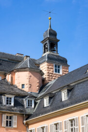 Schloss und Schlossgarten Schwetzingen - Schloss - Mittelbau - Von Südwest - Blick vom Verbindungsbau nach oben auf den Südturm des Mittelbaus (Mitte, oben) mit dem Dachreiter, den beiden Uhrschlagglocken und dem Hemmerschen Fünfspitz, links daneben der Treppenturm, links daneben der südliche Anbau; rechts unten die Westfassade des Querbaus des Südflügels (Glockengießer: Johann und Andreas Schneidewind / Frankfurt am Main, Gussjahr: 1724; größere / kleinere Glocke: östlich / westlich, Durchmesser 68 cm / 55 cm, Nominal/Schlagton: d'' / f'') (Mittelbau: Länge Westseite ca. 45 Meter, Breite Süd-/Nordseite ca. 38 Meter; Wiederaufbau / Erweiterung: 1698-1717; Architekt: Johann Adam Breunig) (aufgenommen im April 2023, am späten Nachmittag) Schloss und Schlossgarten Schwetzingen - Schloss - Mittelbau - Von Südwest - Blick vom Verbindungsbau nach oben auf den Südturm des Mittelbaus (Mitte, oben) mit dem Dachreiter, den beiden Uhrschlagglocken und dem Hemmerschen Fünfspitz, links daneben der Treppenturm, links daneben der südliche Anbau; rechts unten die Westfassade des Querbaus des Südflügels (Glockengießer: Johann und Andreas Schneidewind / Frankfurt am Main, Gussjahr: 1724; größere / kleinere Glocke: östlich / westlich, Durchmesser 68 cm / 55 cm, Nominal/Schlagton: d'' / f'') (Mittelbau: Länge Westseite ca. 45 Meter, Breite Süd-/Nordseite ca. 38 Meter; Wiederaufbau / Erweiterung: 1698-1717; Architekt: Johann Adam Breunig) (aufgenommen im April 2023, am späten Nachmittag)