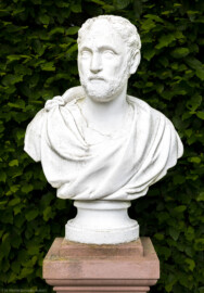 Schloss und Schlossgarten Schwetzingen - Garten - Porzellanhaus, Rasenfläche südlich, Südostecke - Büste von Domitian (Titus Flavius Domitianus, 51-96 n.Chr., römischer Kaiser); gehauen von Franz Conrad Linck (1730-1793) nach einer antiken Vorlage aus dem Mannheimer Antikensaal; Büste aus Sandstein, weiß gefaßt, um Marmor vorzutäuschen, auf einem Sandsteinpostament stehend; die Büste gehört zu einer Sechsergruppe (Faustina, Domitian, Marciana, Marcellus, Solon, Gladiator) (aufgenommen im Mai 2023, am Nachmittag) Schloss und Schlossgarten Schwetzingen - Garten - Porzellanhaus, Rasenfläche südlich, Südostecke - Büste von Domitian (Titus Flavius Domitianus, 51-96 n.Chr., römischer Kaiser); gehauen von Franz Conrad Linck (1730-1793) nach einer antiken Vorlage aus dem Mannheimer Antikensaal; Büste aus Sandstein, weiß gefaßt, um Marmor vorzutäuschen, auf einem Sandsteinpostament stehend; die Büste gehört zu einer Sechsergruppe (Faustina, Domitian, Marciana, Marcellus, Solon, Gladiator) (aufgenommen im Mai 2023, am Nachmittag)