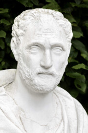 Schloss und Schlossgarten Schwetzingen - Garten - Porzellanhaus, Rasenfläche südlich, Südostecke - Teilansicht der Büste von Domitian (Titus Flavius Domitianus, 51-96 n.Chr., römischer Kaiser); gehauen von Franz Conrad Linck (1730-1793) nach einer antiken Vorlage aus dem Mannheimer Antikensaal; Büste aus Sandstein, weiß gefaßt, um Marmor vorzutäuschen, auf einem Sandsteinpostament stehend; die Büste gehört zu einer Sechsergruppe (Faustina, Domitian, Marciana, Marcellus, Solon, Gladiator) (aufgenommen im Mai 2023, am Nachmittag)