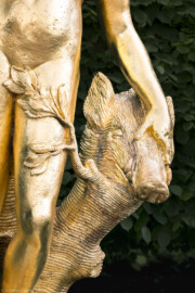 Schloss und Schlossgarten Schwetzingen - Garten - Schlossterrasse, zwischen Mittelbau und nördlichem Zirkelbau - Von Westen - Blick auf einen Teil der Skulptur der Arkadischen Atalante, einer Jägerin aus Arkadien, mit einem Eber an der linken Seite (Kopie, erstellt 1972 von Hans Volker Dursy) (Bildhauer: Heinrich Charrasky (1656–1710); Datierung: wohl nach 1707; Anlehnung an eine Skulptur von Gabriel Grupello (1644-1730); Skulptur ist Teil einer Zweiergruppe auf der Schlossterrasse; Material: Blei; Fassung: Gold; die Skulptur hielt in der rechten Hand einen Speer) (aufgenommen im Mai 2023, am frühen Abend) Schloss und Schlossgarten Schwetzingen - Garten - Schlossterrasse, zwischen Mittelbau und nördlichem Zirkelbau - Von Westen - Blick auf einen Teil der Skulptur der Arkadischen Atalante, einer Jägerin aus Arkadien, mit einem Eber an der linken Seite (Kopie, erstellt 1972 von Hans Volker Dursy) (Bildhauer: Heinrich Charrasky (1656–1710); Datierung: wohl nach 1707; Anlehnung an eine Skulptur von Gabriel Grupello (1644-1730); Skulptur ist Teil einer Zweiergruppe auf der Schlossterrasse; Material: Blei; Fassung: Gold; die Skulptur hielt in der rechten Hand einen Speer) (aufgenommen im Mai 2023, am frühen Abend)