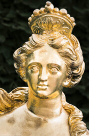 Schloss und Schlossgarten Schwetzingen - Garten - Schlossterrasse, zwischen Mittelbau und nördlichem Zirkelbau - Von Westen - Blick auf einen Teil der Skulptur der Arkadischen Atalante, einer Jägerin aus Arkadien, mit einem Eber an der linken Seite (Kopie, erstellt 1972 von Hans Volker Dursy) (Bildhauer: Heinrich Charrasky (1656–1710); Datierung: wohl nach 1707; Anlehnung an eine Skulptur von Gabriel Grupello (1644-1730); Skulptur ist Teil einer Zweiergruppe auf der Schlossterrasse; Material: Blei; Fassung: Gold; die Skulptur hielt in der rechten Hand einen Speer) (aufgenommen im Mai 2023, am frühen Abend) Schloss und Schlossgarten Schwetzingen - Garten - Schlossterrasse, zwischen Mittelbau und nördlichem Zirkelbau - Von Westen - Blick auf einen Teil der Skulptur der Arkadischen Atalante, einer Jägerin aus Arkadien, mit einem Eber an der linken Seite (Kopie, erstellt 1972 von Hans Volker Dursy) (Bildhauer: Heinrich Charrasky (1656–1710); Datierung: wohl nach 1707; Anlehnung an eine Skulptur von Gabriel Grupello (1644-1730); Skulptur ist Teil einer Zweiergruppe auf der Schlossterrasse; Material: Blei; Fassung: Gold; die Skulptur hielt in der rechten Hand einen Speer) (aufgenommen im Mai 2023, am frühen Abend)