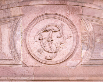 Schloss und Schlossgarten Schwetzingen - Garten - Südlicher Zirkelbau - Östlicher Eck-Pavillon - Nordportal - Blick nach oben auf das Nordportal und auf das Monogramm "CT" (Carl Theodor) (Gesamter Bau: Länge Bogen ca. 175 Meter, Breite zwischen ca. 11 und 18 Meter, 51 Achsen, 5 Pavillons, 4 Zwischenbauten; Architekt: Franz Wilhelm Rabaliatti; Bauzeit: 1753-1754) (aufgenommen im Mai 2023, am Nachmittag) Schloss und Schlossgarten Schwetzingen - Garten - Südlicher Zirkelbau - Östlicher Eck-Pavillon - Nordportal - Blick nach oben auf das Nordportal und auf das Monogramm "CT" (Carl Theodor) (Gesamter Bau: Länge Bogen ca. 175 Meter, Breite zwischen ca. 11 und 18 Meter, 51 Achsen, 5 Pavillons, 4 Zwischenbauten; Architekt: Franz Wilhelm Rabaliatti; Bauzeit: 1753-1754) (aufgenommen im Mai 2023, am Nachmittag)