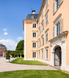 Schloss und Schlossgarten Schwetzingen - Schloss - Mittelbau / Eckpavillon - Von Süden - Blick auf die Westfassade des Mittelbaus (rechts) mit dem Portal für den Durchgang zum Ehrenhof, auf die Südseite des nördlichen Eckpavillons des Mittelbaus (Mitte) sowie auf die Südseite des östlichen Eckpavillons des nördlichen Zirkelbaus (links) (Mittelbau: Länge Westseite ca. 45 Meter, Breite Süd-/Nordseite ca. 38 Meter; Wiederaufbau / Erweiterung: 1698-1717; Architekt: Johann Adam Breunig) (aufgenommen im Mai 2023, am Nachmittag)