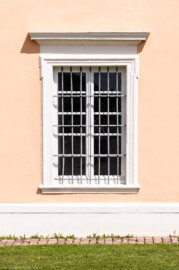 Schloss und Schlossgarten Schwetzingen - Schloss - Mittelbau - Von Westen - Blick auf eines der Fenster zwischen den beiden Eckpavillons im Erdgeschoss (Mittelbau: Länge Westseite ca. 45 Meter, Breite Süd-/Nordseite ca. 38 Meter; Wiederaufbau / Erweiterung: 1698-1717; Architekt: Johann Adam Breunig) (aufgenommen im Mai 2023, am Nachmittag)