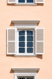 Schloss und Schlossgarten Schwetzingen - Schloss - Mittelbau - Von Westen - Blick auf eines der Fenster zwischen den beiden Eckpavillons im 1. Obergeschoss (Mittelbau: Länge Westseite ca. 45 Meter, Breite Süd-/Nordseite ca. 38 Meter; Wiederaufbau / Erweiterung: 1698-1717; Architekt: Johann Adam Breunig) (aufgenommen im Mai 2023, am Nachmittag) Schloss und Schlossgarten Schwetzingen - Schloss - Mittelbau - Von Westen - Blick auf eines der Fenster zwischen den beiden Eckpavillons im 1. Obergeschoss (Mittelbau: Länge Westseite ca. 45 Meter, Breite Süd-/Nordseite ca. 38 Meter; Wiederaufbau / Erweiterung: 1698-1717; Architekt: Johann Adam Breunig) (aufgenommen im Mai 2023, am Nachmittag)